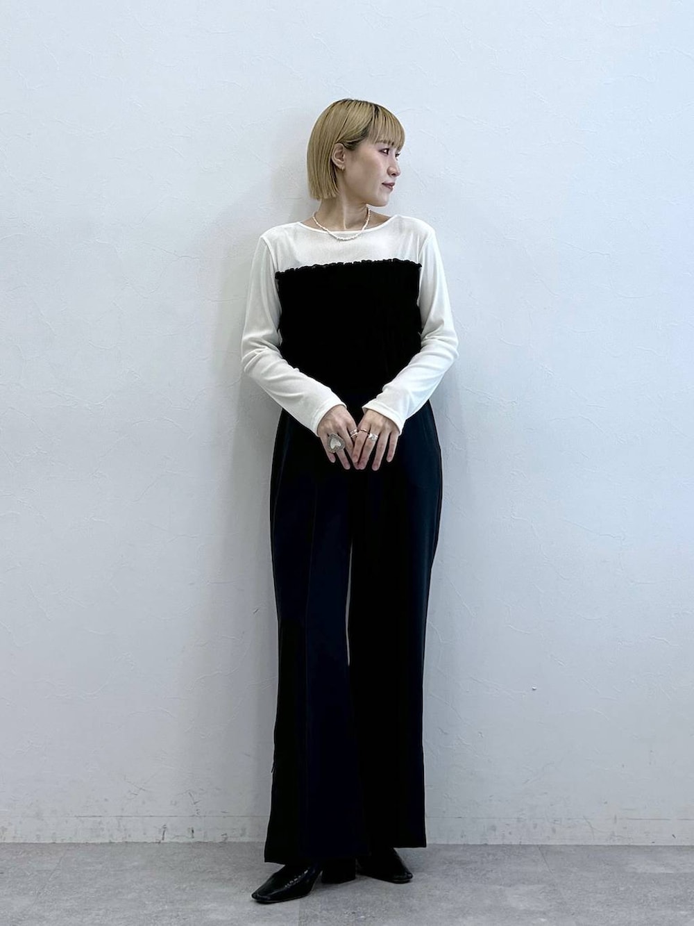 その他のスラックス、ホワイト系のTシャツ/カットソーを着用したレディースの夏コーディネートの3枚目の写真