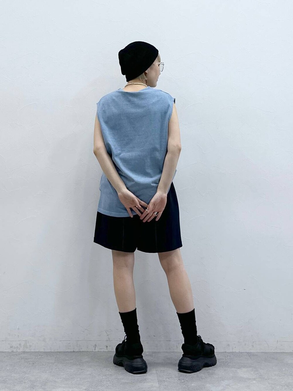 ブルー系のスラックス、ブラック系のサンダル、ブルー系のTシャツ/カットソーを着用したレディースの夏コーディネートの6枚目の写真