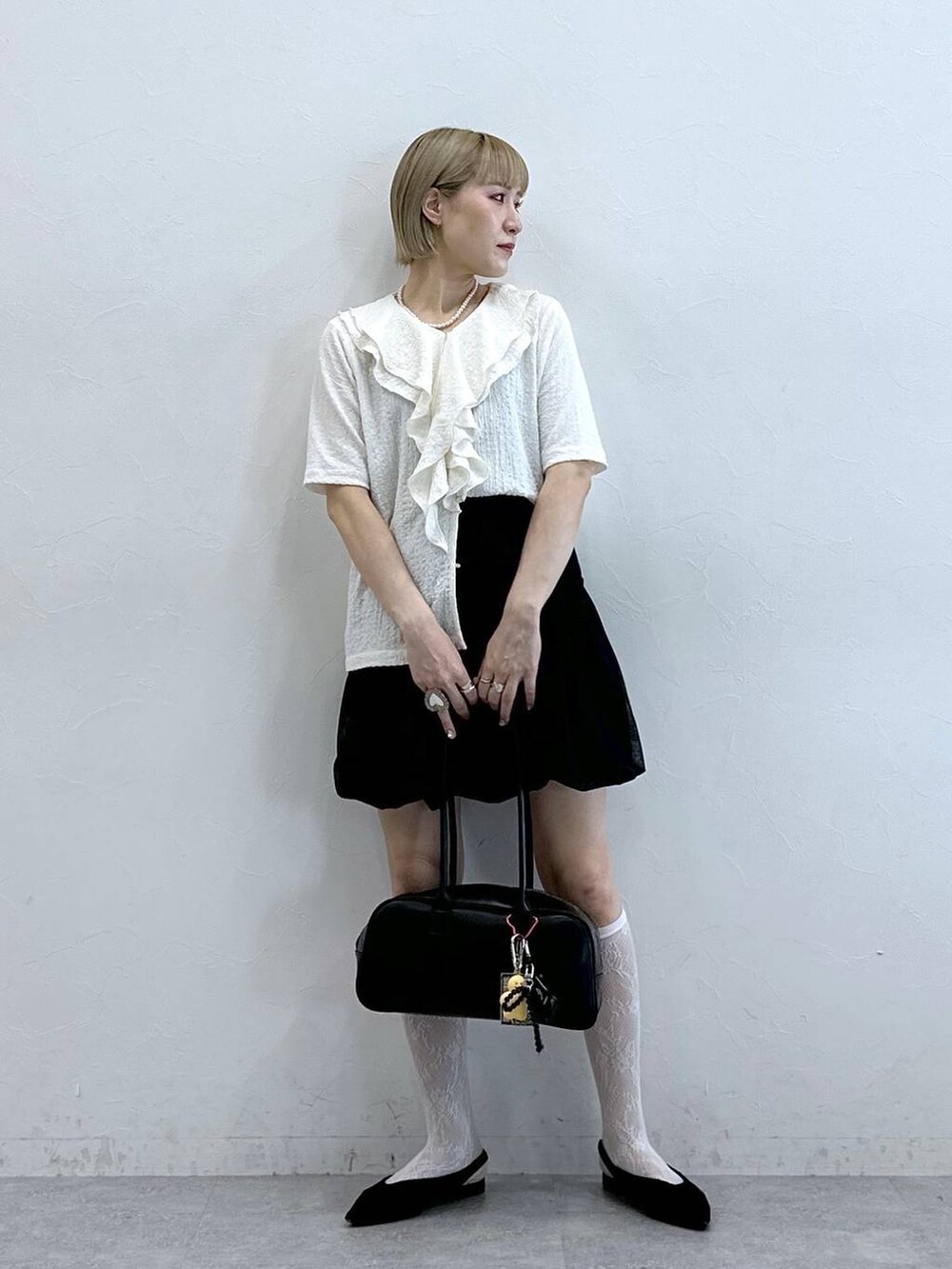 ホワイト系のシャツ/ブラウス、ブラック系のスカートを着用したレディースの夏コーディネートの3枚目の写真