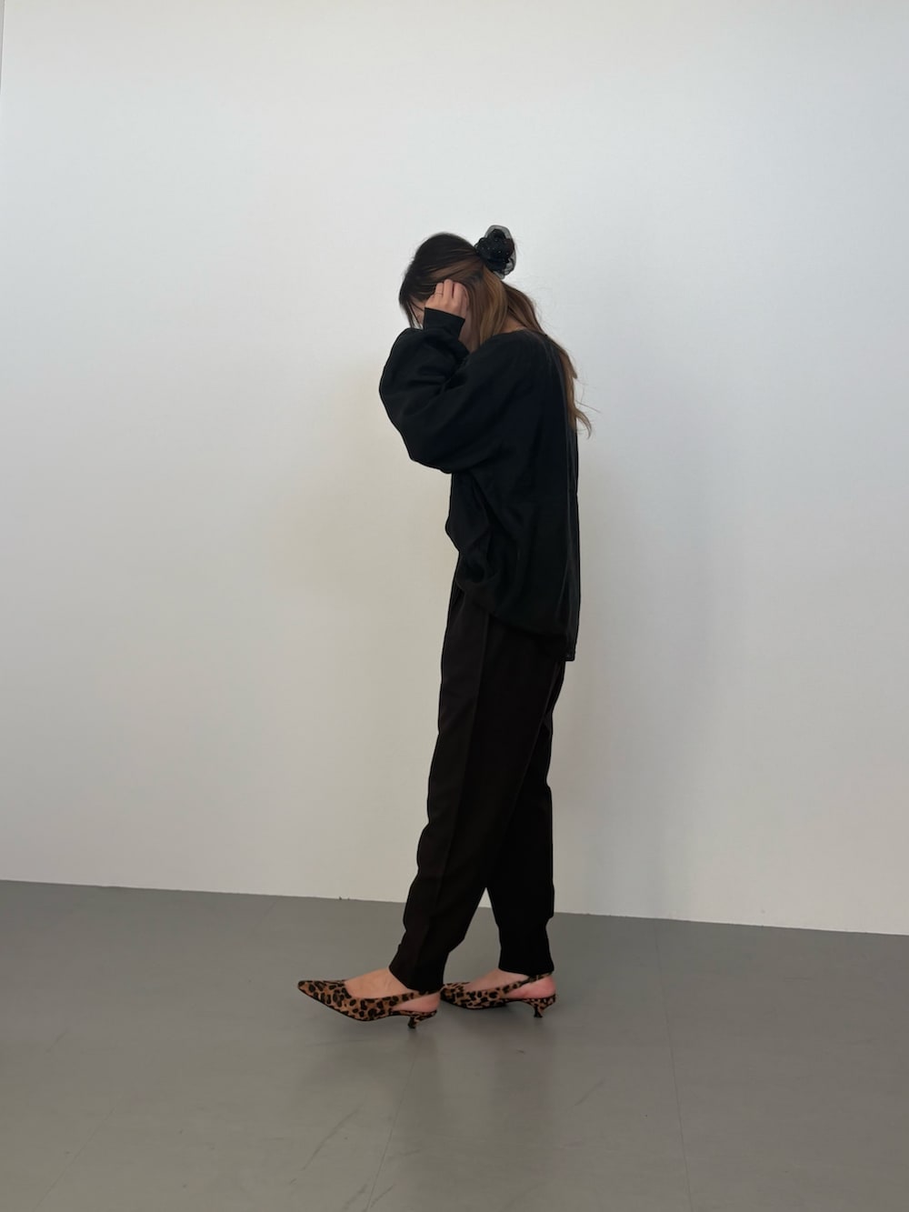 ベージュ系のTシャツ/カットソー、ブラック系のその他パンツを着用したレディースの春コーディネートの2枚目の写真