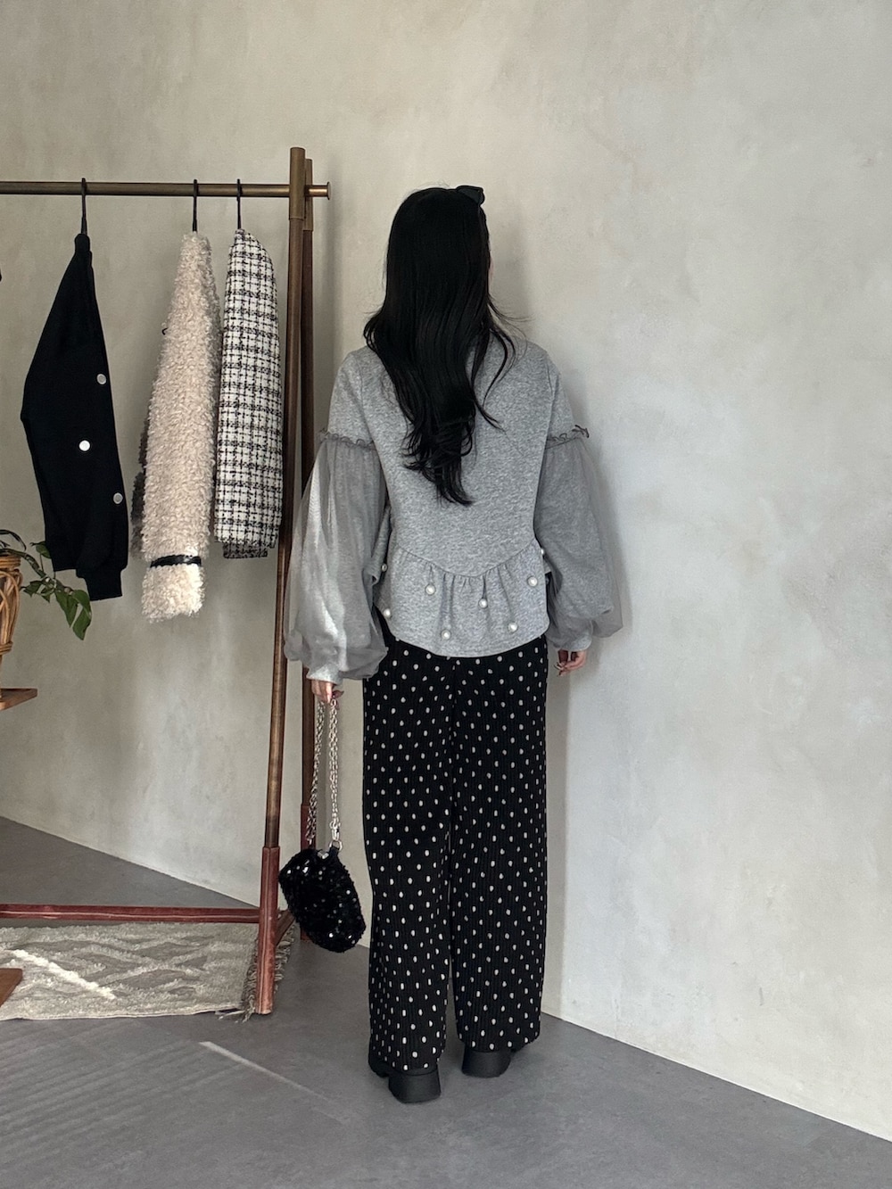グレー系のTシャツ/カットソー、ブラック系のショルダーバッグ、ブラック系のブーツを着用したレディースの秋コーディネートの3枚目の写真