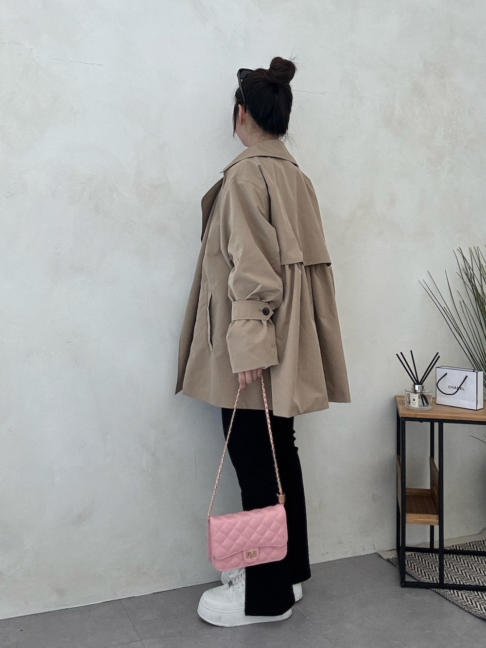 ホワイト系のキャミソール、ホワイト系のTシャツ/カットソー、ブラック系のその他パンツを着用したレディースの冬コーディネートの2枚目の写真