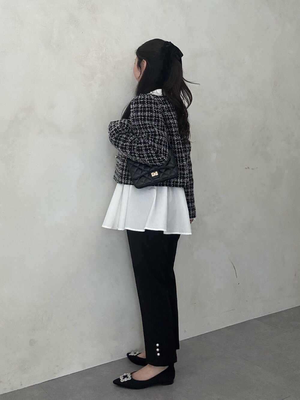 ブラック系のその他アウター、ホワイト系のシャツ/ブラウス、ブラック系のその他パンツを着用したレディースの冬コーディネートの2枚目の写真