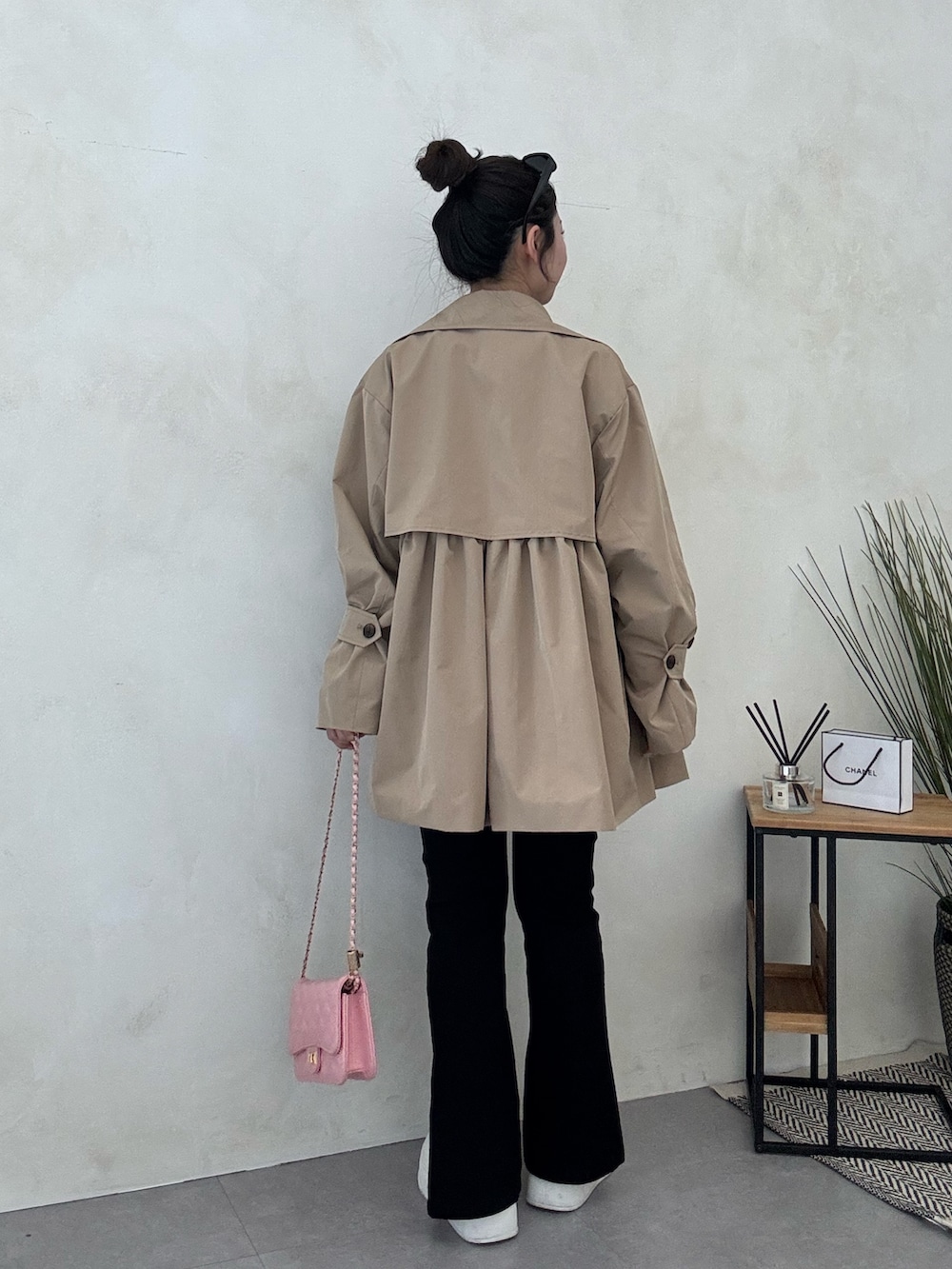 ホワイト系のキャミソール、ホワイト系のTシャツ/カットソー、ブラック系のその他パンツを着用したレディースの冬コーディネートの3枚目の写真