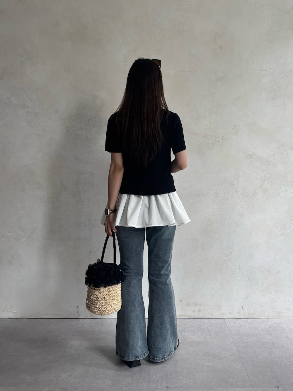ブルー系のデニムパンツ、ブラック系のサンダル、ブラック系のカーディガン/ボレロを着用したレディースの夏コーディネートの3枚目の写真