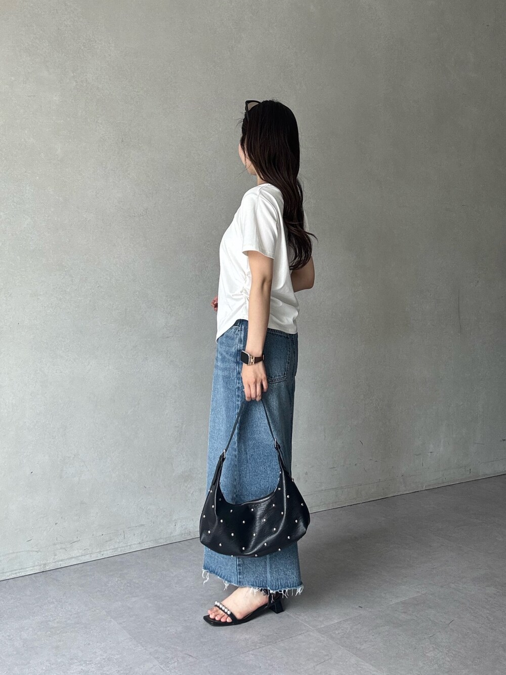 ホワイト系のTシャツ/カットソー、ブルー系のスカート、ブラック系のサンダルを着用したレディースの夏コーディネートの2枚目の写真