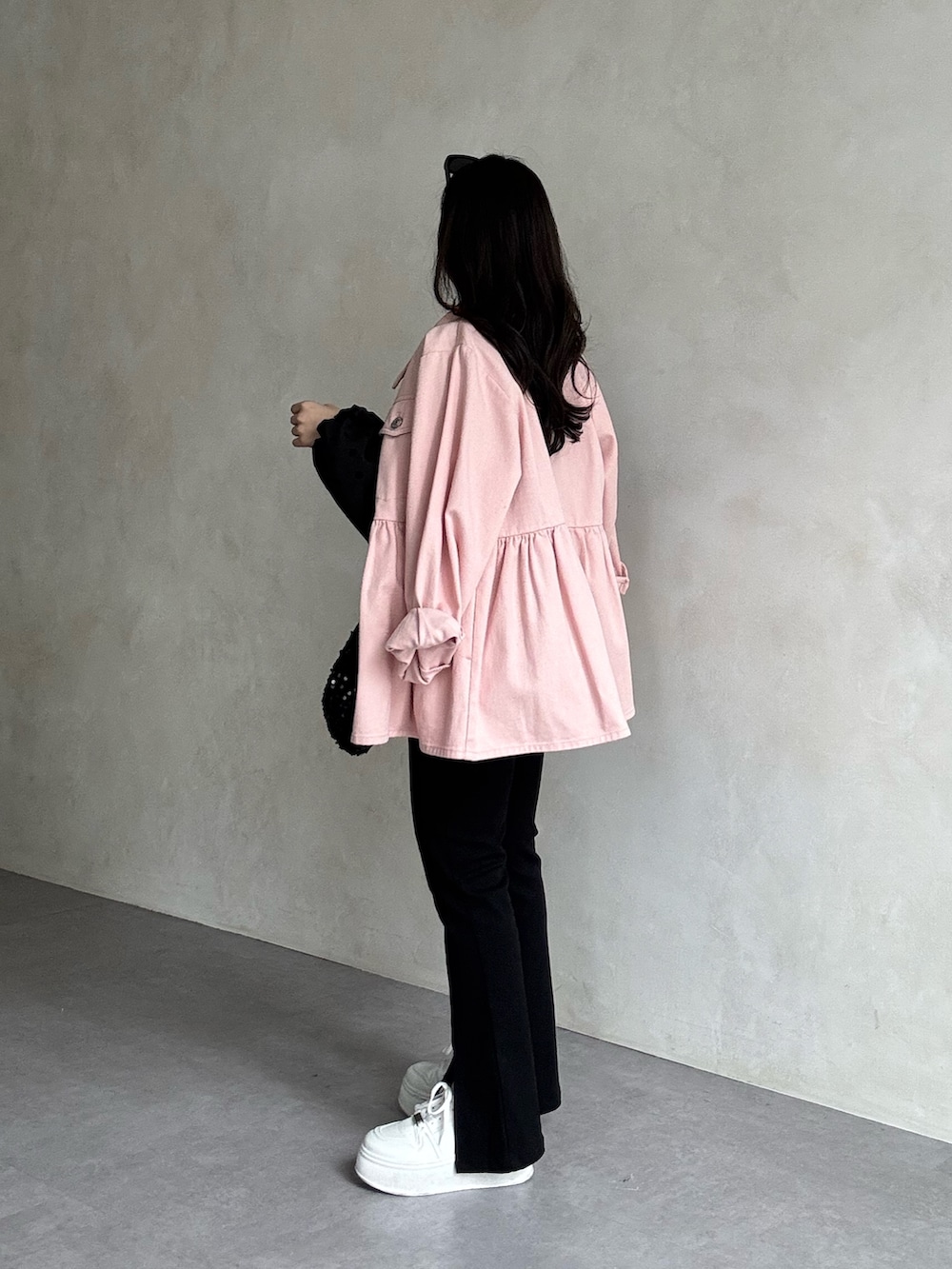 ブラック系のその他パンツ、ホワイト系のスニーカー、ピンク系のブルゾンを着用したレディースの冬コーディネートの2枚目の写真