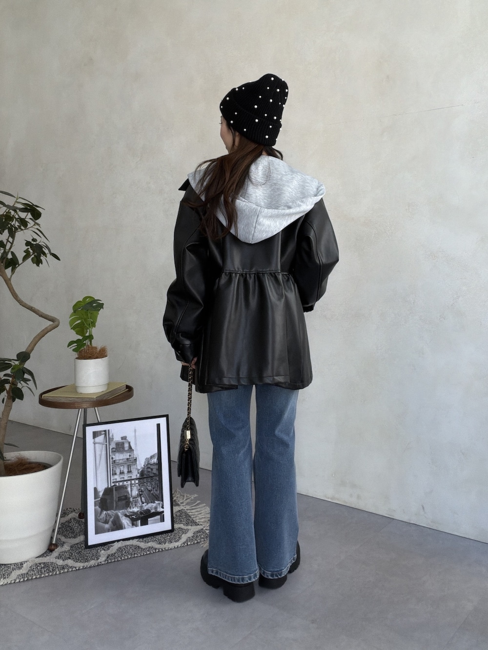 ブラック系のブルゾン、ホワイト系のTシャツ/カットソー、ブルー系のデニムパンツを着用したレディースの夏コーディネートの3枚目の写真