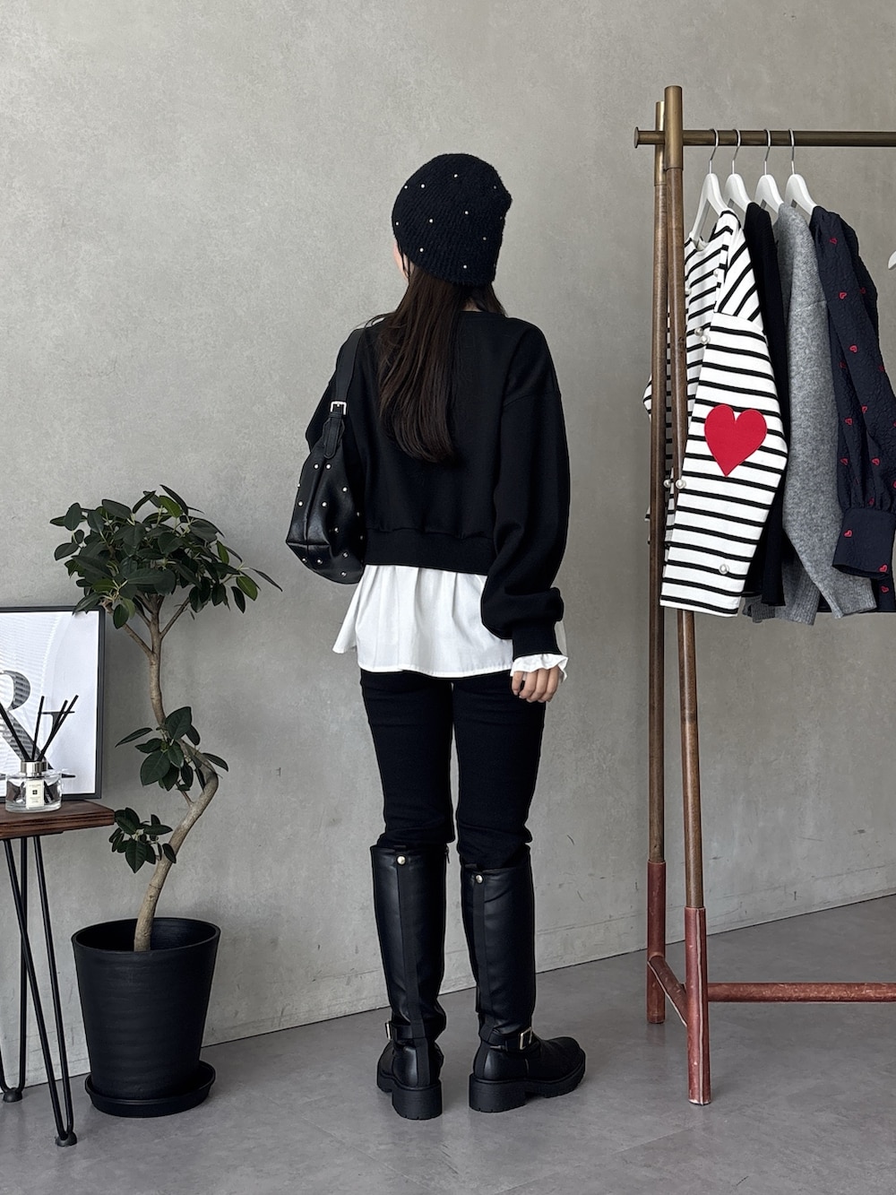 ブラック系のその他パンツ、ブラック系のスウェットを着用したレディースの夏コーディネートの3枚目の写真