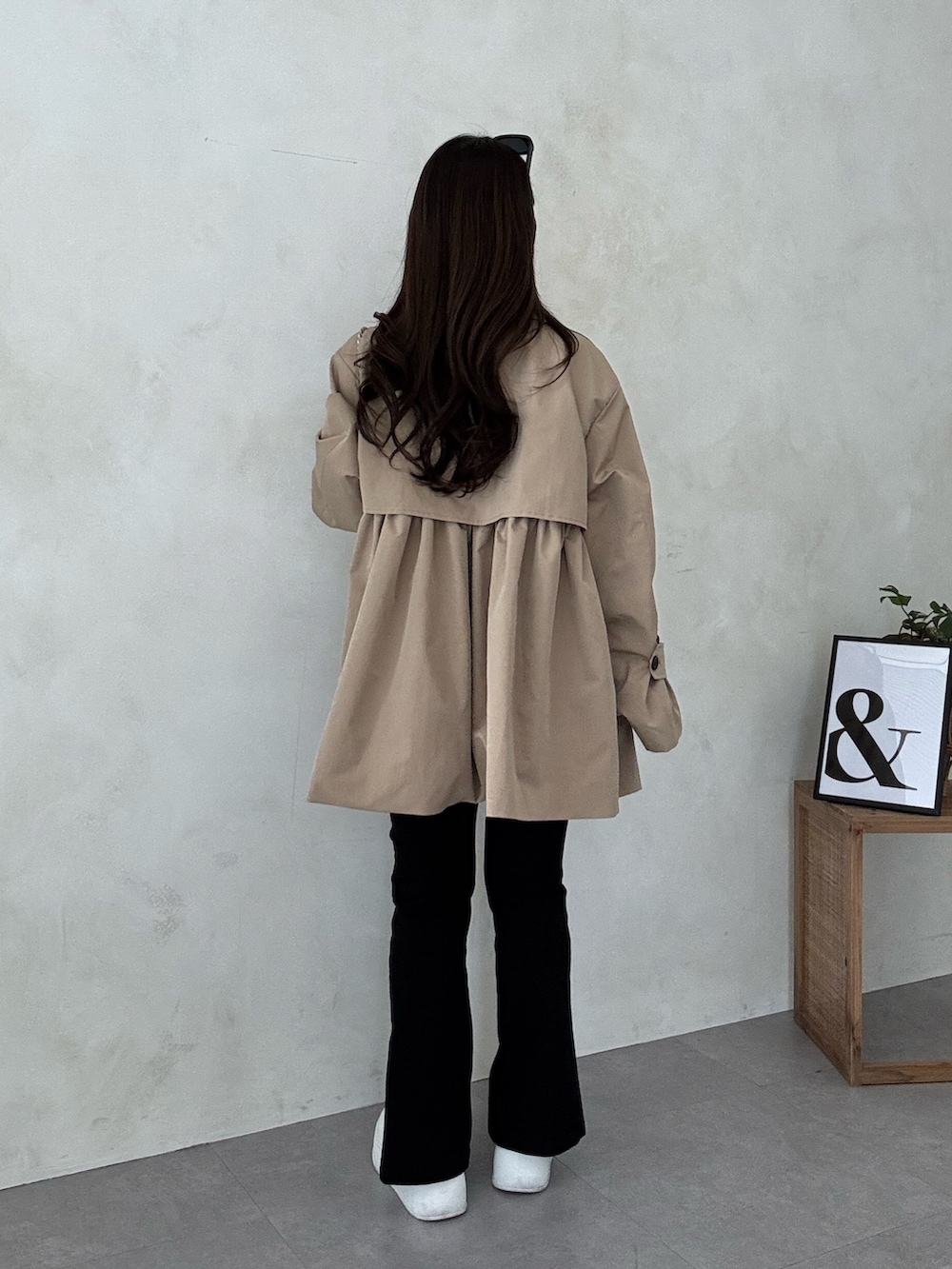 ホワイト系のキャミソール、ホワイト系のTシャツ/カットソー、ブラック系のその他パンツを着用したレディースの冬コーディネートの3枚目の写真