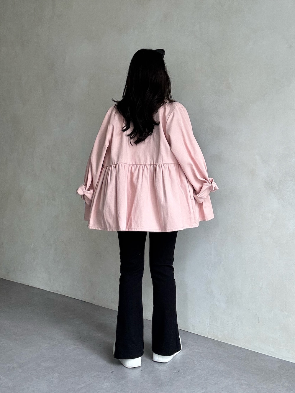 ブラック系のその他パンツ、ホワイト系のスニーカー、ピンク系のブルゾンを着用したレディースの冬コーディネートの3枚目の写真