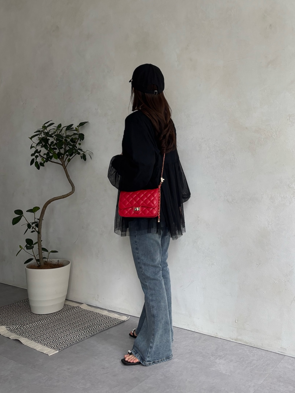 ブルー系のデニムパンツ、ホワイト系のTシャツ/カットソー、レッド系のトートバッグを着用したレディースの春コーディネートの2枚目の写真