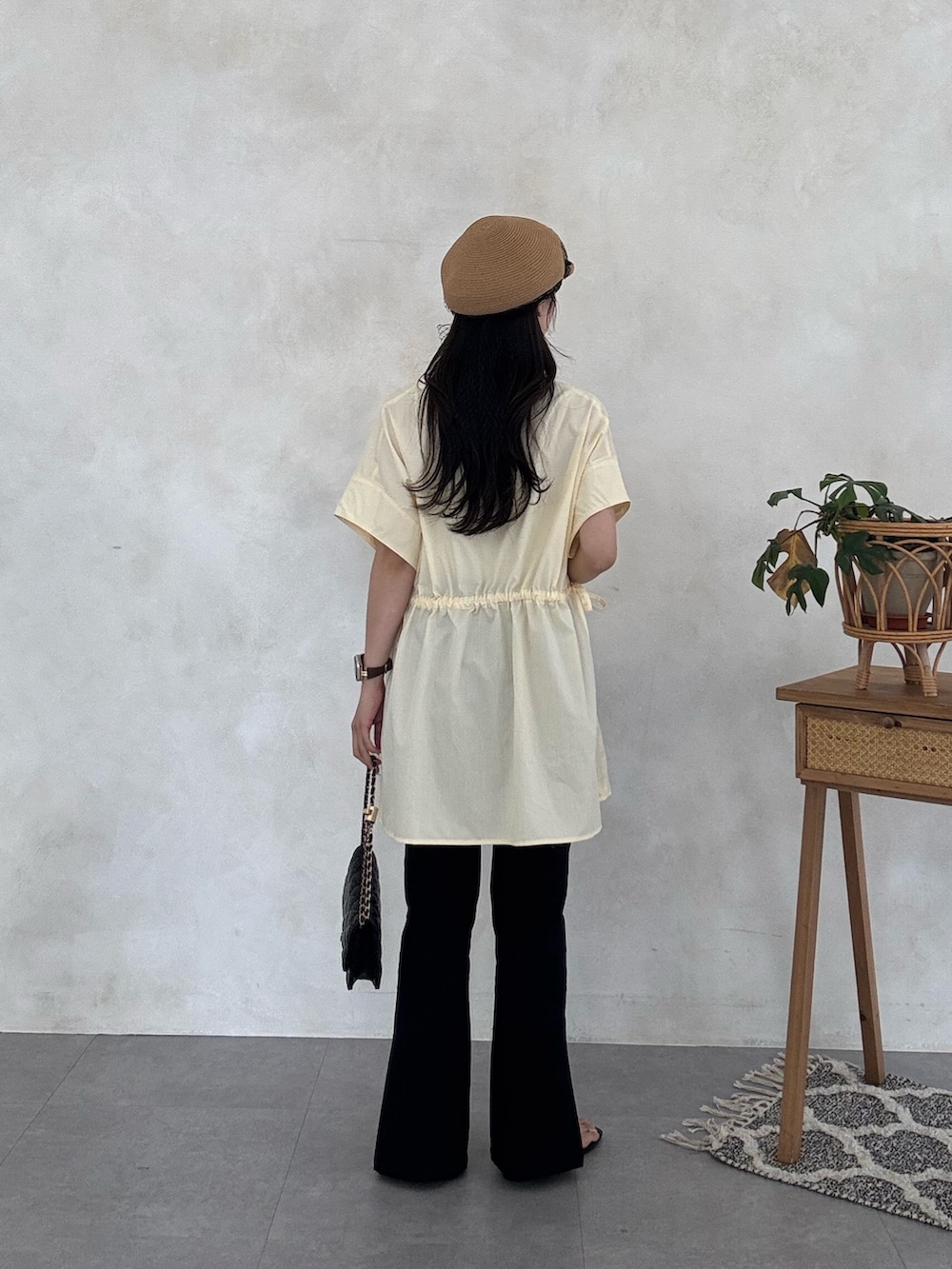 ブラック系のその他パンツ、ブラック系のサンダル、イエロー系のシャツ/ブラウスを着用したレディースの春コーディネートの3枚目の写真
