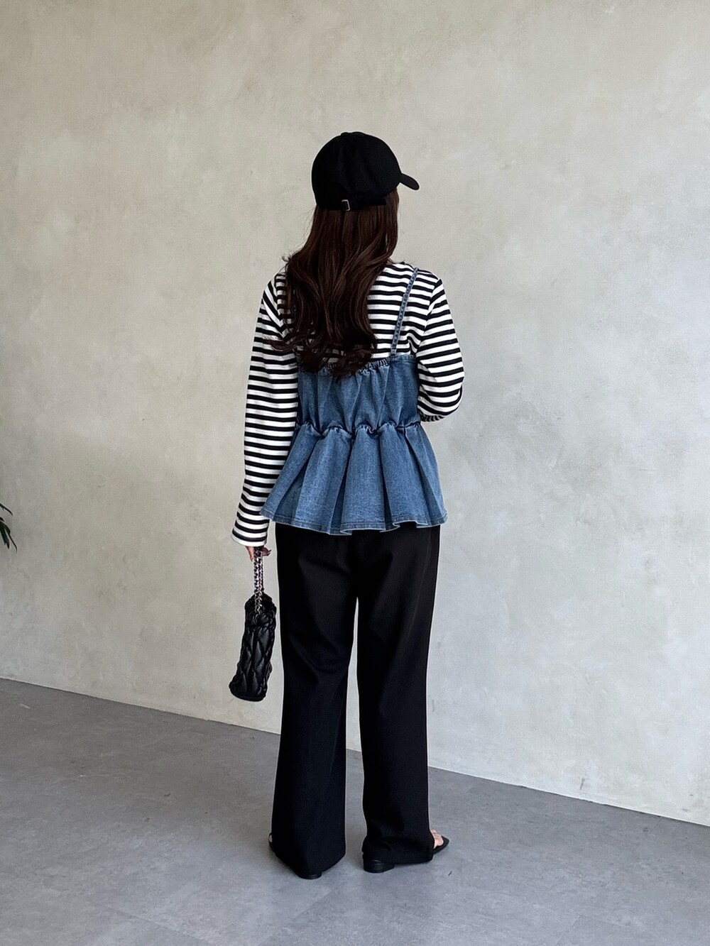 ブラック系のその他パンツ、ホワイト系のTシャツ/カットソー、ブルー系のシャツ/ブラウスを着用したレディースの春コーディネートの3枚目の写真