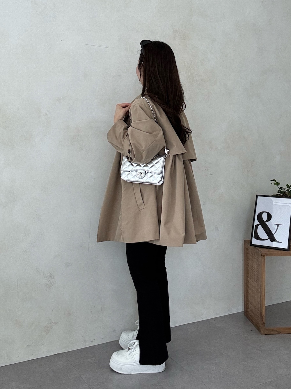 ホワイト系のキャミソール、ホワイト系のTシャツ/カットソー、ブラック系のその他パンツを着用したレディースの冬コーディネートの2枚目の写真