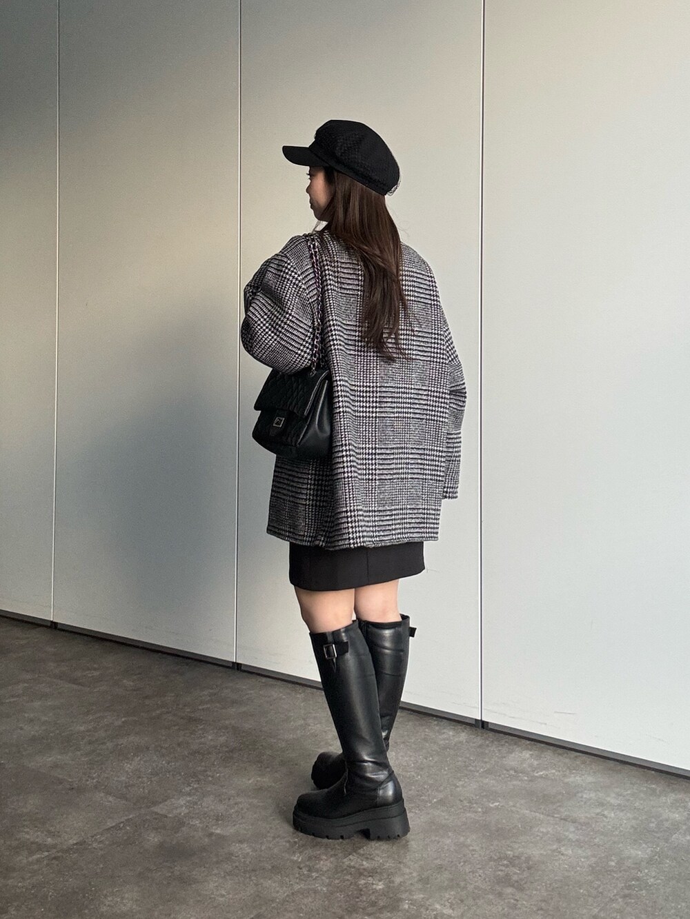 グレー系のその他アウター、ブラック系のニット/セーター、ブラック系のスカートを着用したレディースの秋コーディネートの2枚目の写真