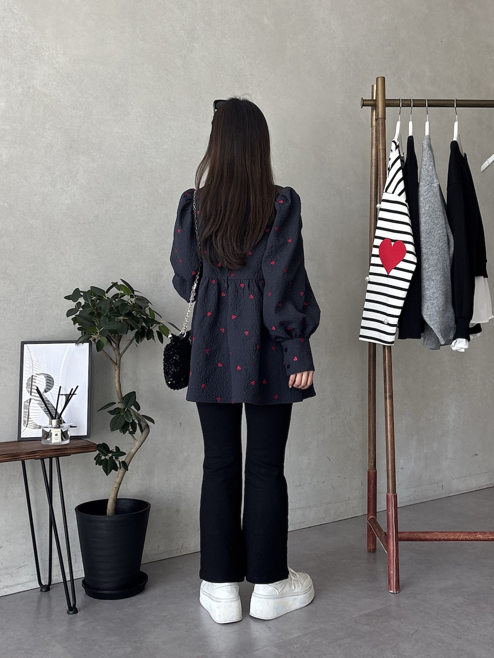 ホワイト系のスニーカー、ブルー系のシャツ/ブラウス、ブラック系のその他パンツを着用したレディースの夏コーディネートの3枚目の写真