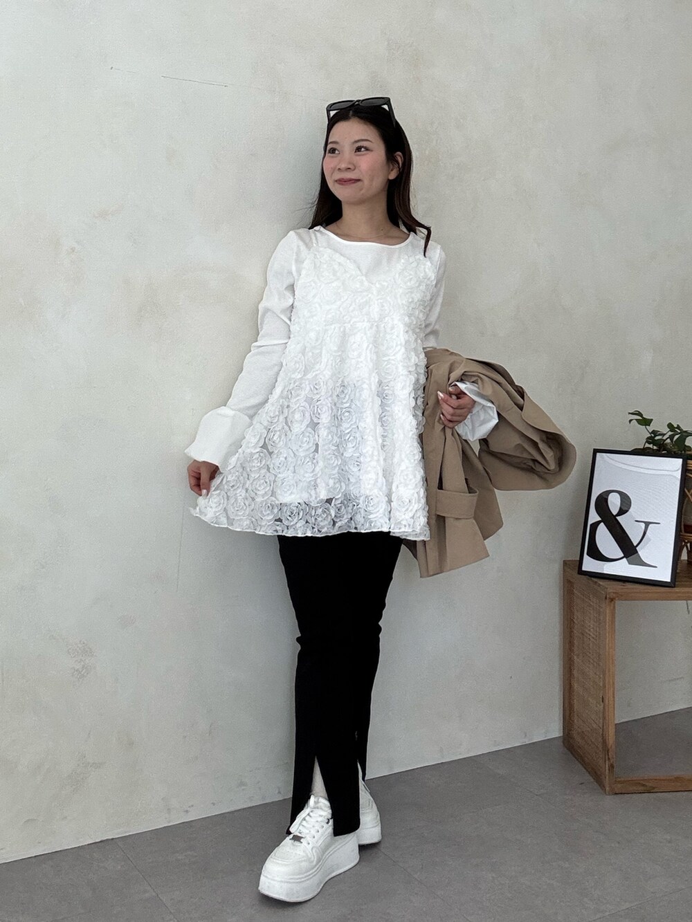 ホワイト系のキャミソール、ホワイト系のTシャツ/カットソー、ブラック系のその他パンツを着用したレディースの冬コーディネートの4枚目の写真