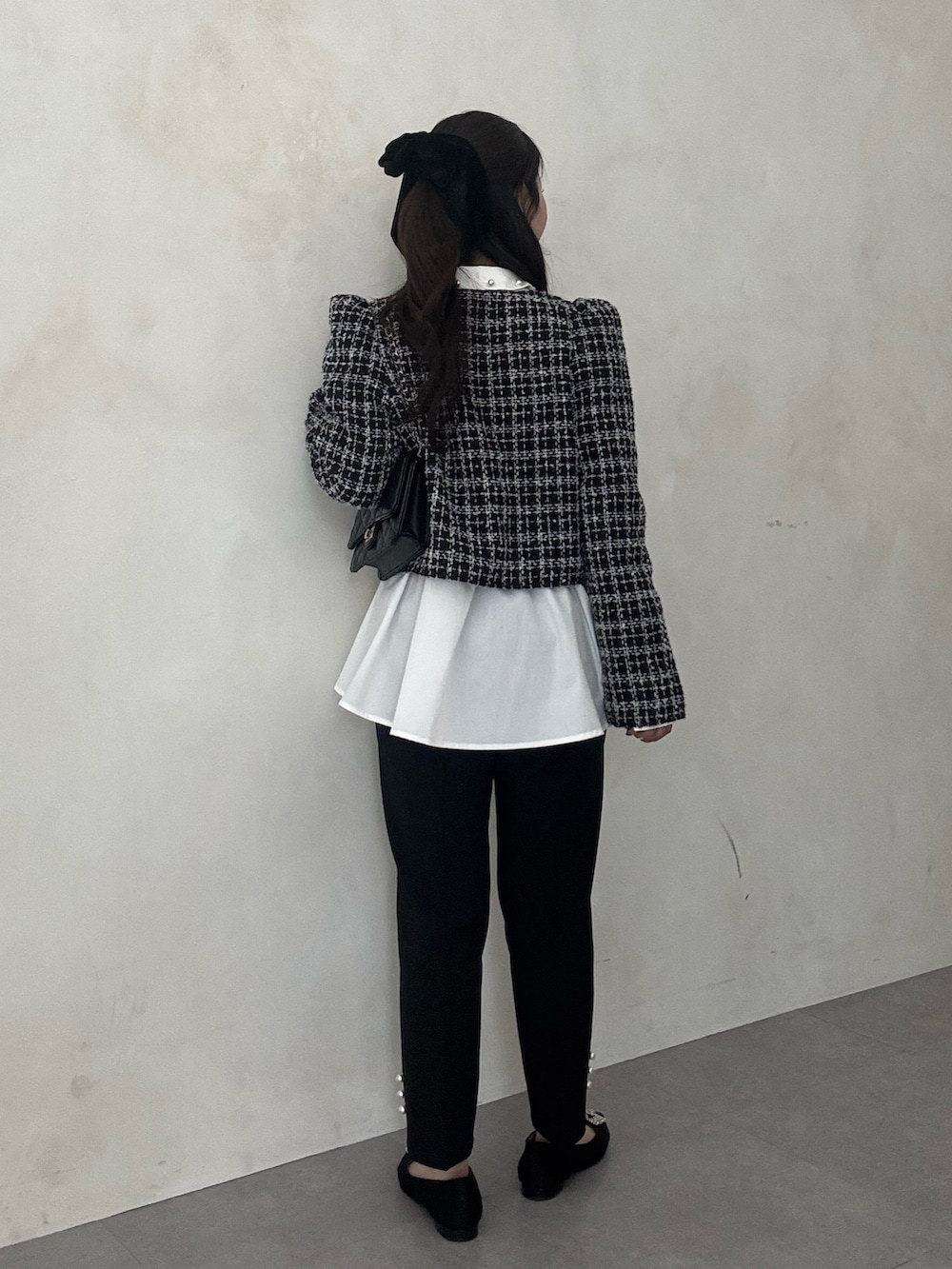 ブラック系のその他アウター、ホワイト系のシャツ/ブラウス、ブラック系のその他パンツを着用したレディースの冬コーディネートの3枚目の写真