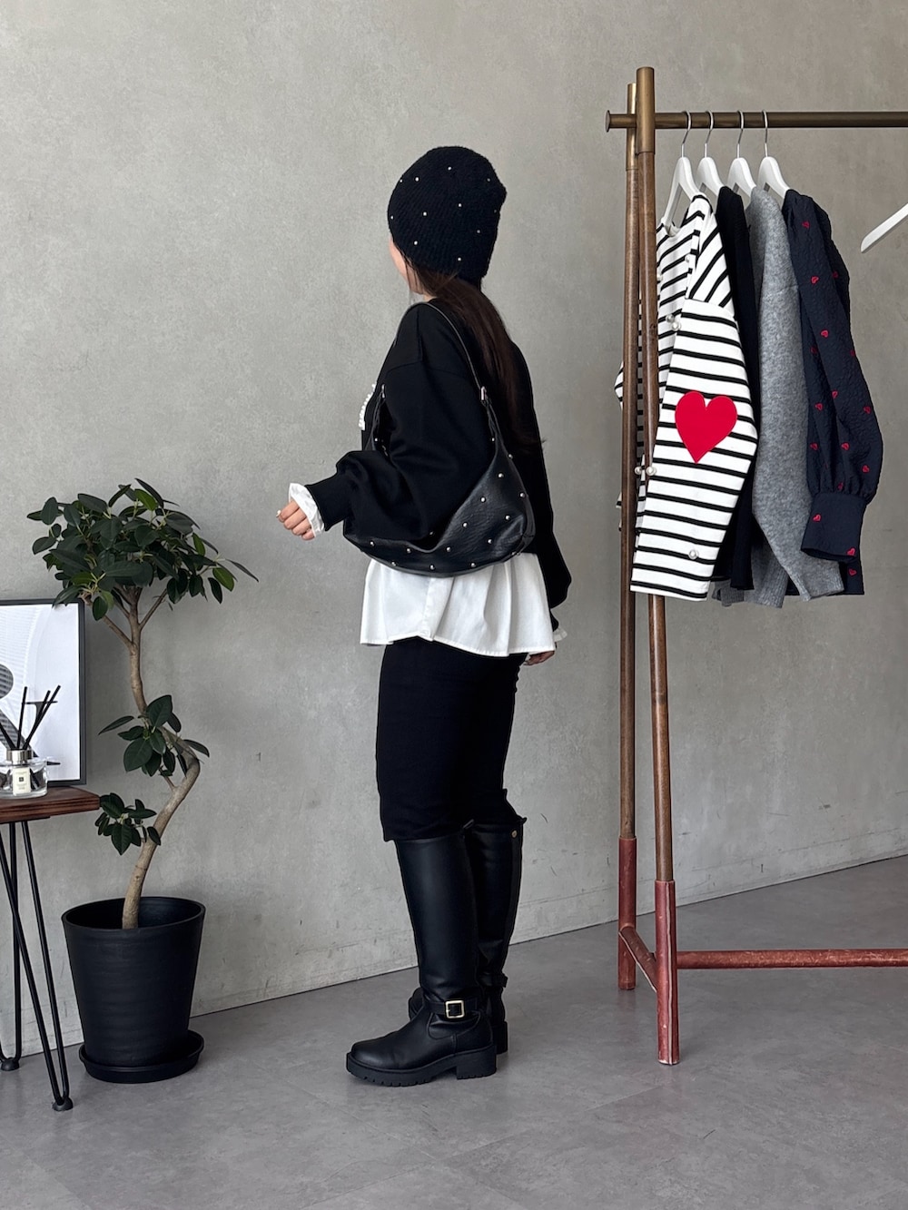 ブラック系のその他パンツ、ブラック系のスウェットを着用したレディースの夏コーディネートの2枚目の写真
