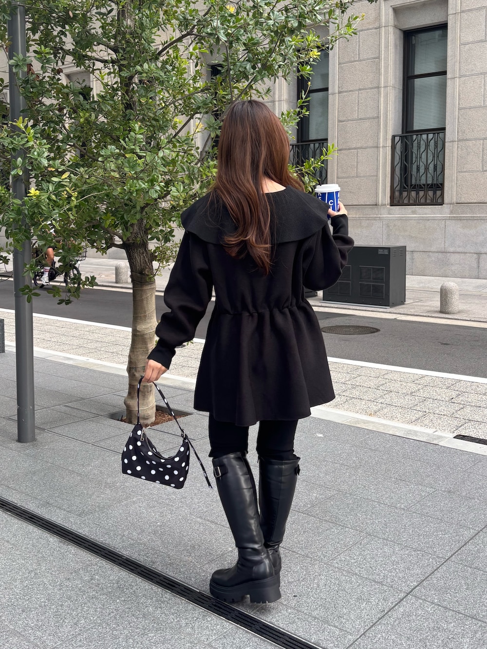 ブラック系のニット/セーター、ブラック系のその他パンツ、ブラック系のブーツを着用したレディースの秋コーディネートの3枚目の写真