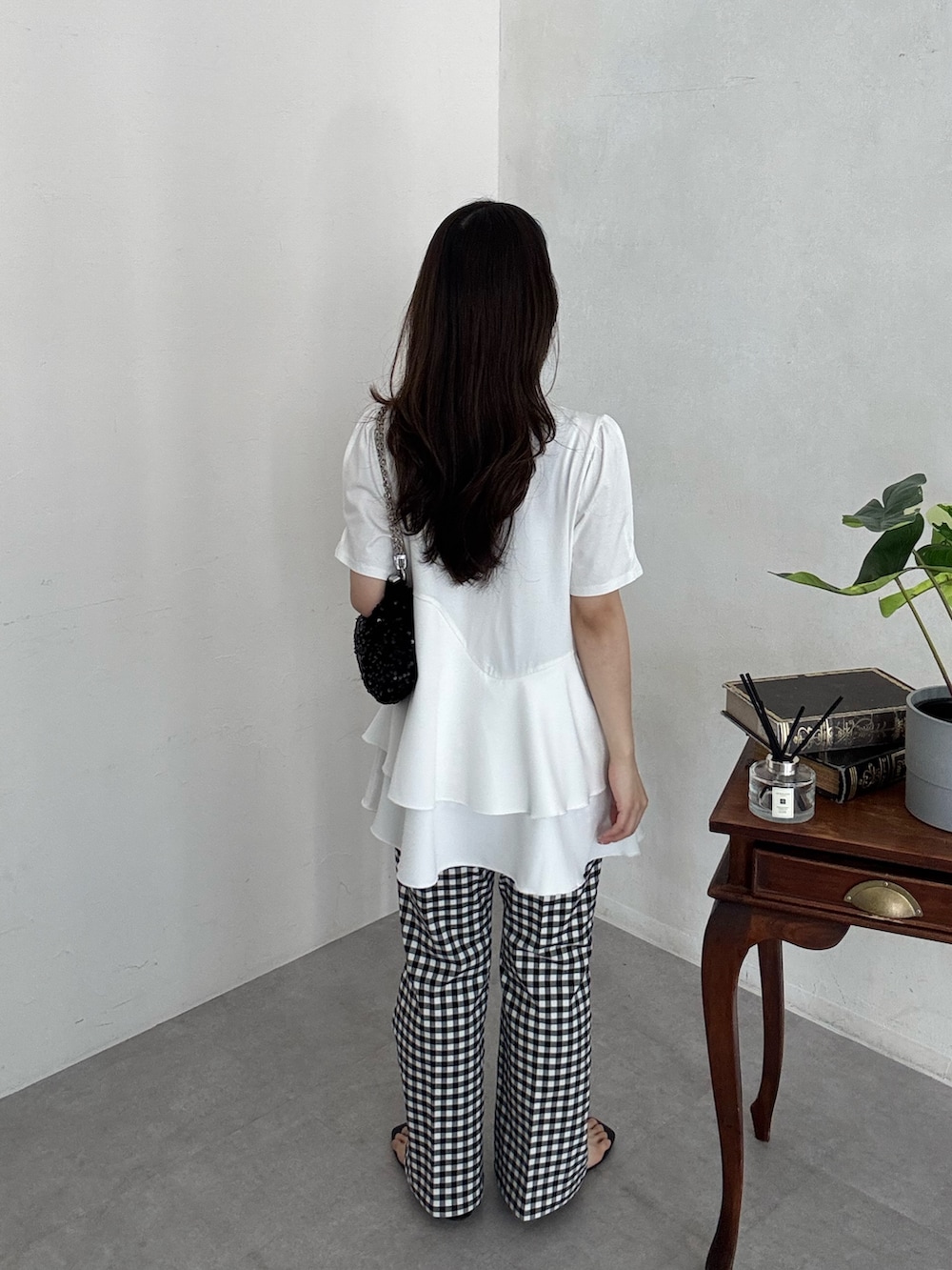 ホワイト系のTシャツ/カットソー、ブラック系のその他パンツ、ブラック系のサングラスを着用したレディースの春コーディネートの3枚目の写真