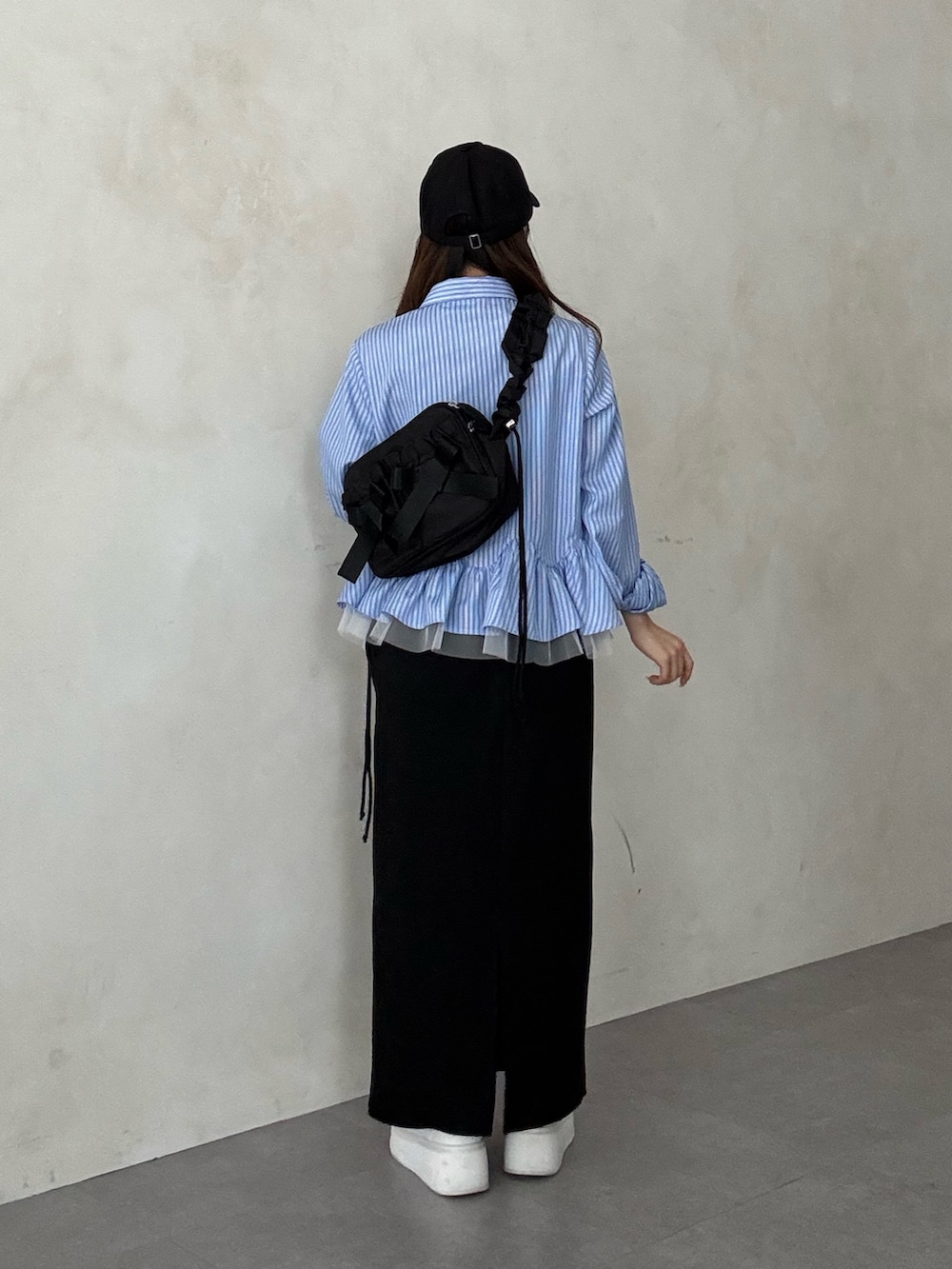 ブルー系のシャツ/ブラウス、ブラック系のスカート、ブラック系のショルダーバッグを着用したレディースの春コーディネートの3枚目の写真