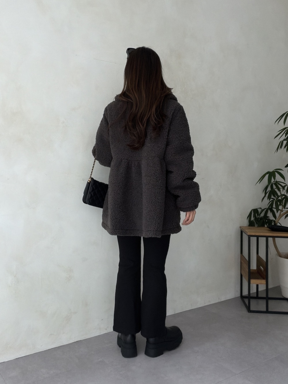 ブラック系のその他パンツ、ブラック系のブーツを着用したレディースの夏コーディネートの3枚目の写真