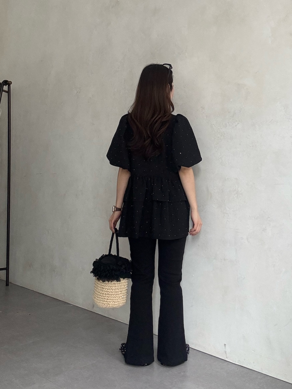 ブラック系のその他パンツ、ブラック系のパンプス、ベージュ系のかごバッグを着用したレディースの春コーディネートの3枚目の写真