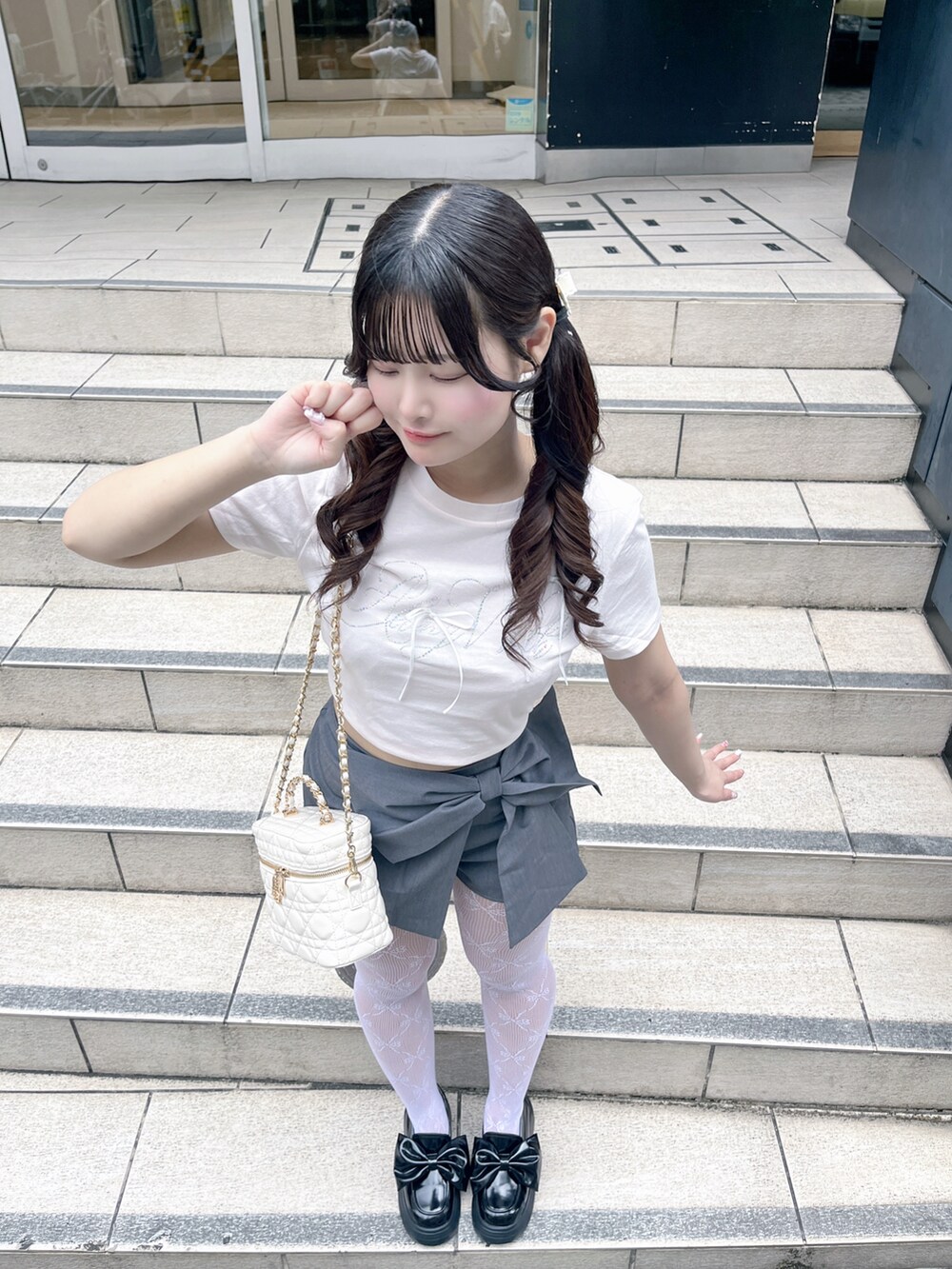 ピンク系のTシャツ/カットソー、ホワイト系のショルダーバッグ、グレー系のスカートを着用したレディースの夏コーディネートの5枚目の写真