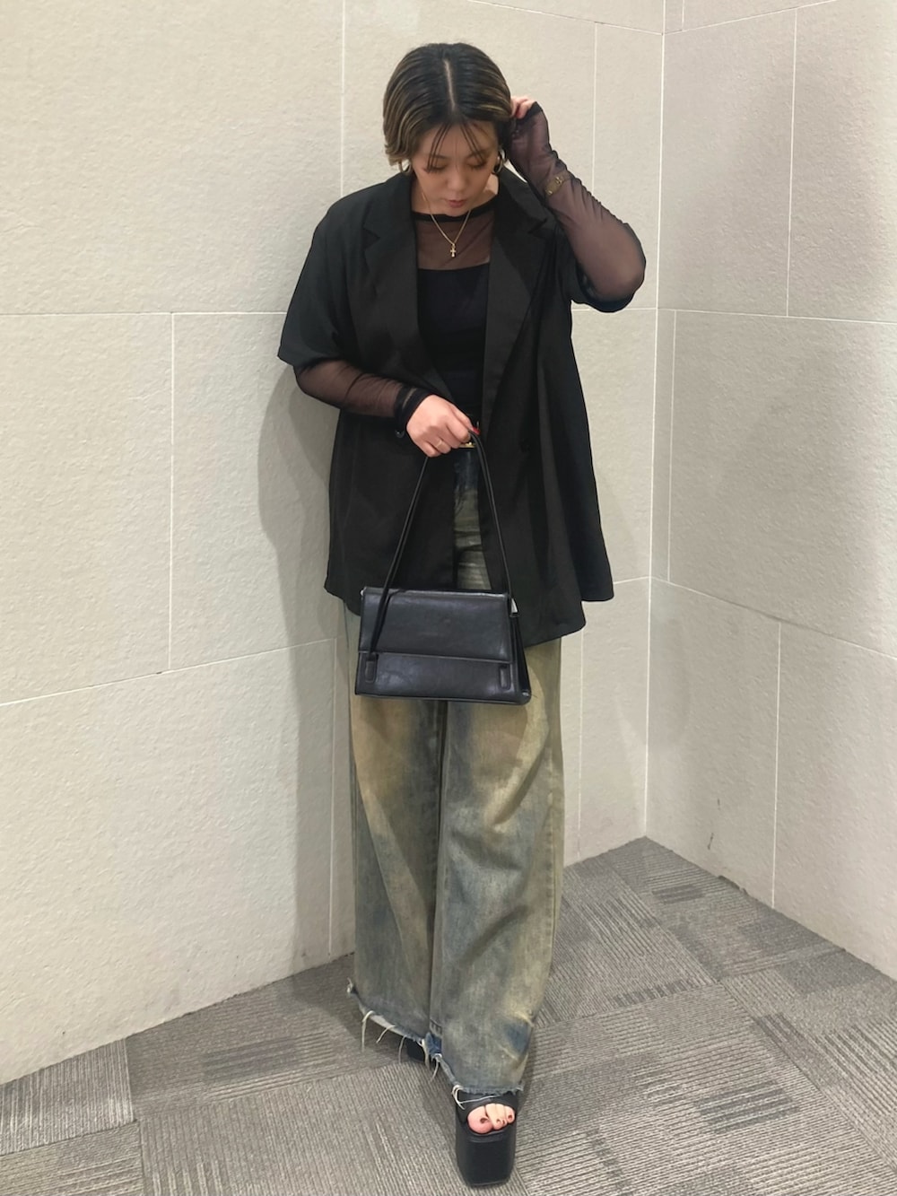 「レイヤードスタイル、サンダル、シンプルコーデ、大人女子、きれいめカジュアル、デニム、シアートップス、お出かけコーデ、プチプラ、モノトーン、オトナカワイイ、春服コーデ、ワイドパンツ、オトナカジュアル、きれいめコーデ」｜「ANAPのパワーメッシュ クルーネックロンT（Tシャツ/カットソー、ブラック系）」を使った、Manamiさん（レディース・161cm）の春コーディネートの3枚目の写真