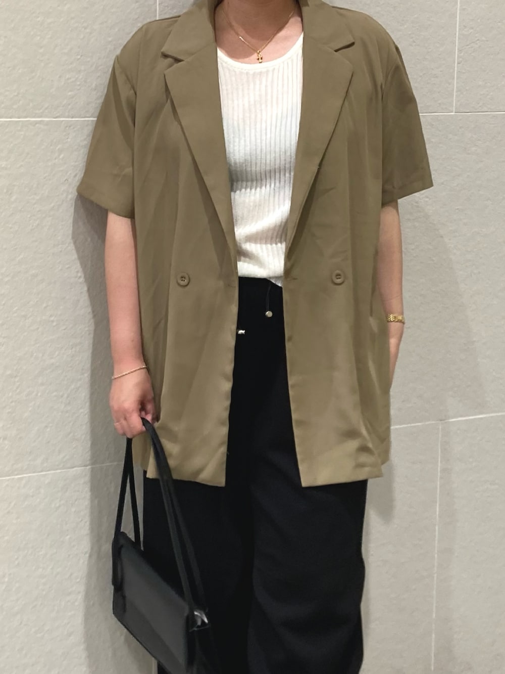 「着回しコーデ、リラックススタイル、キレイめ、ラクチンコーデ、大人女子、半袖ジャケット、きれいめコーディネート、きれいめカジュアル」｜「ANAPのデザインハンドバッグ（ハンドバッグ、ブラック系）」を使った、Manamiさん（レディース・161cm）の夏コーディネートの3枚目の写真
