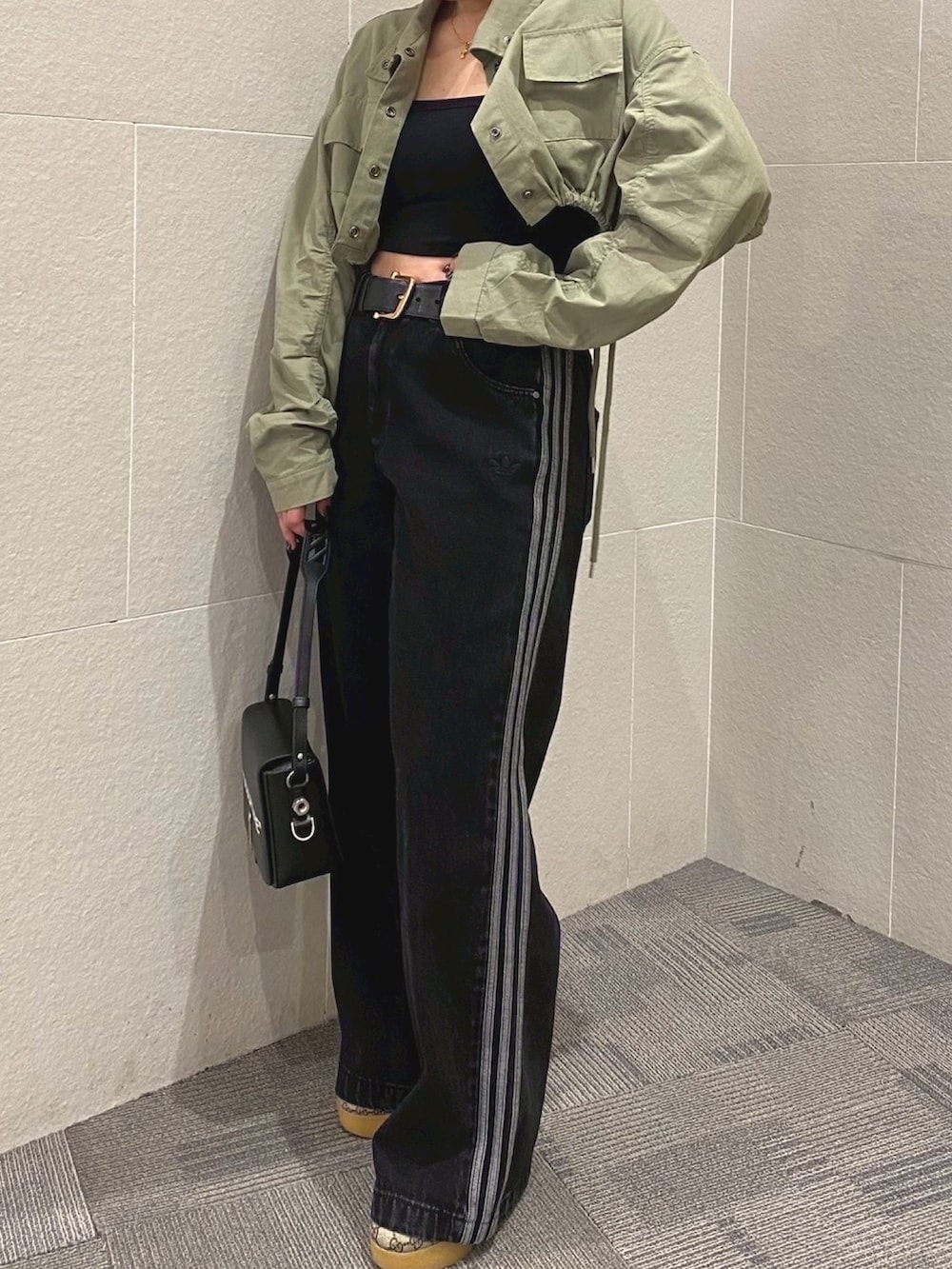 「春服コーデ、お出かけコーデ、休日スタイル、お洒落さんとつながりたい、おしゃれさんと繋がりたい、ストリート、スニーカーコーデ、韓国ファッション、カジュアル、最近のいい感じコーデ、スポーツミックス、春夏コーデ、スニーカー、デニム、ANAP」｜「ANAPの袖ギャザー ショート丈 ブルゾン（ブルゾン、グリーン系）」を使った、Manamiさん（レディース・161cm）の春コーディネートの3枚目の写真