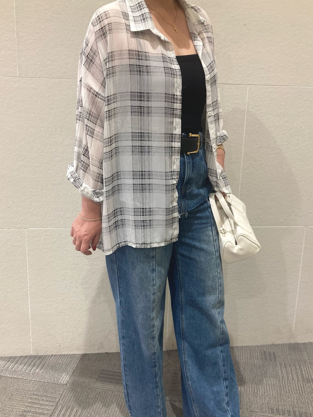 「柄シャツ、ワイドパンツ、シャツスタイル、韓国ファッション、夏コーデ、ラクチンコーデ、オトナ女子、春ファッション、お洒落さんとつながりたい、今日のコーデ、きれいめカジュアル、休日スタイル、デニム、お出かけコーデ、プチプラ」｜「ANAPのチェックシアーブラウス（シャツ/ブラウス、ホワイト系）」を使った、Manamiさん（レディース・161cm）の春コーディネートの3枚目の写真