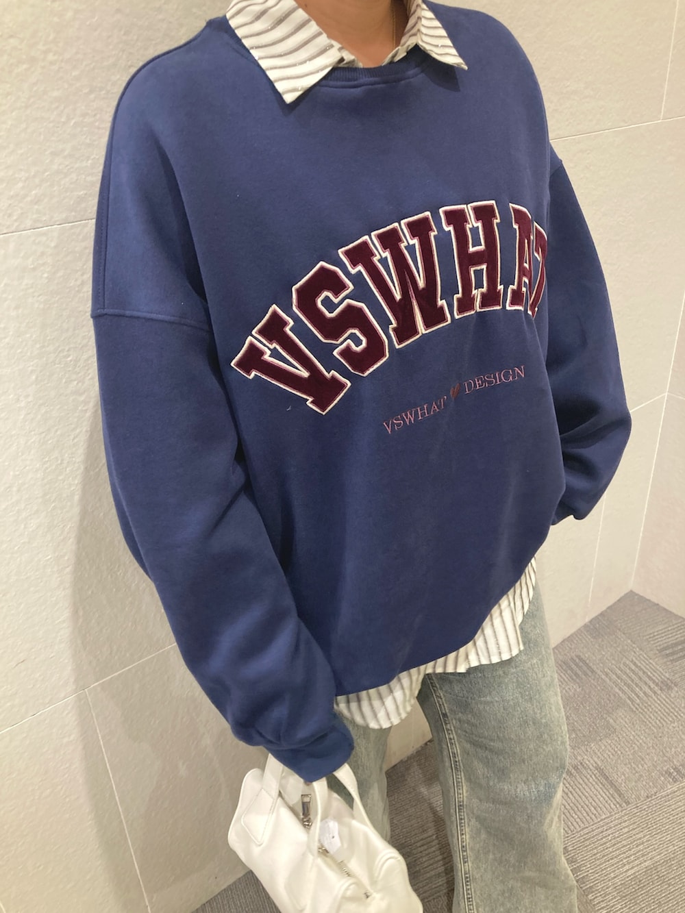 「最近のいい感じコーデ、大人カジュアル、ストライプシャツ、春服コーデ、お出かけコーデ、オトナカジュアル、ラフコーデ、休日スタイル、おしゃれさんと繋がりたい、レイヤードスタイル、韓国ファッション、スポーツミックス、きれいめカジュアル、シャツスタイル、春夏コーデ」｜「ANAPのVSWHATスウェットトップス（スウェット、ブルー系）」を使った、Manamiさん（レディース・161cm）の春コーディネートの2枚目の写真