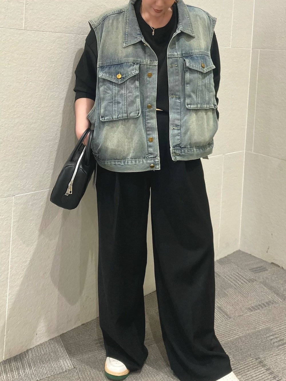 「モノトーン、ワイドパンツ、休日スタイル、スニーカー、パンツスタイル、オトナ女子、大人コーデ、スラックス、授業参観日コーデ、おしゃれさんと繋がりたい、お出かけコーデ、プチプラ、きれいめカジュアル、黒Tシャツ、きれいめコーデ」|「ANAPのクルーネック ワッフル ロングスリーブ Tシャツ 長袖(Tシャツ/カットソー、ブラック系)」を使った、Manamiさん(レディース・161cm)の春コーディネートの2枚目の写真