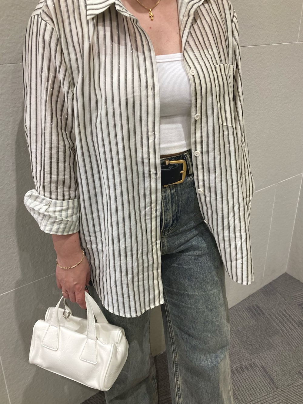 「大人カジュアル、ストライプシャツ、最近のいい感じコーデ、春服コーデ、お出かけコーデ、オトナカジュアル、ラフコーデ、休日スタイル、おしゃれさんと繋がりたい、今日のコーデ、春服、30代コーデ、韓国ファッション、春夏コーデ、大人女子」｜「ANAPのウォッシュ加工ストレートデニムパンツ（デニムパンツ、ブルー系）」を使った、Manamiさん（レディース・161cm）の春コーディネートの3枚目の写真