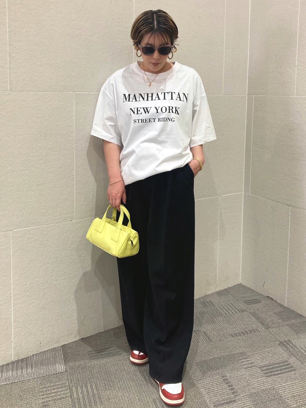 「大人カジュアル、春ファッション、オトナカジュアル、おでかけコーデ、カジュアルスタイル、今日のコーデ、夏コーデ、おしゃれさんと繋がりたい、スニーカーコーデ、夏、シンプル、ラフコーデ、ワイドパンツ、シンプルスタイル、お出かけコーデ」｜「ANAPのセンタータックワイドスラックス（スラックス、ブラック系）」を使った、Manamiさん（レディース・161cm）の春コーディネートの3枚目の写真