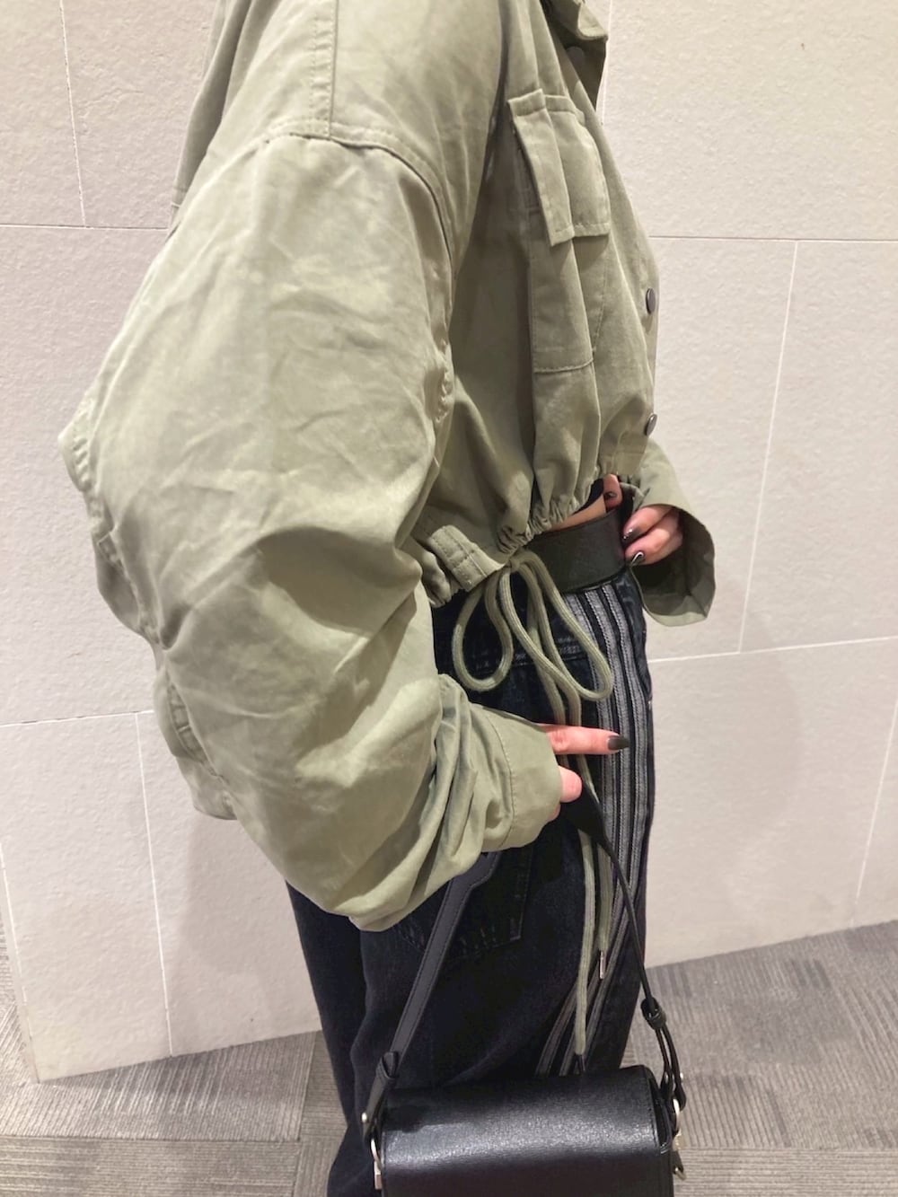 「春服コーデ、お出かけコーデ、休日スタイル、お洒落さんとつながりたい、おしゃれさんと繋がりたい、ストリート、スニーカーコーデ、韓国ファッション、カジュアル、最近のいい感じコーデ、スポーツミックス、春夏コーデ、スニーカー、デニム、ANAP」｜「ANAPの袖ギャザー ショート丈 ブルゾン（ブルゾン、グリーン系）」を使った、Manamiさん（レディース・161cm）の春コーディネートの2枚目の写真