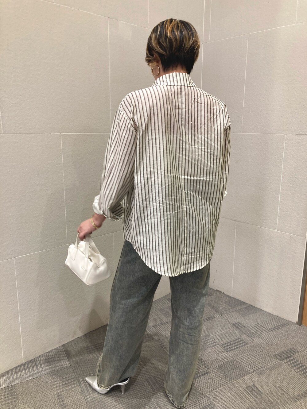 「大人カジュアル、ストライプシャツ、最近のいい感じコーデ、春服コーデ、お出かけコーデ、オトナカジュアル、ラフコーデ、休日スタイル、おしゃれさんと繋がりたい、今日のコーデ、春服、30代コーデ、韓国ファッション、春夏コーデ、大人女子」｜「ANAPのウォッシュ加工ストレートデニムパンツ（デニムパンツ、ブルー系）」を使った、Manamiさん（レディース・161cm）の春コーディネートの2枚目の写真