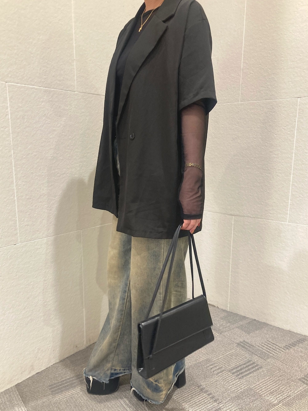 「レイヤードスタイル、サンダル、シンプルコーデ、大人女子、きれいめカジュアル、デニム、シアートップス、お出かけコーデ、プチプラ、モノトーン、オトナカワイイ、春服コーデ、ワイドパンツ、オトナカジュアル、きれいめコーデ」｜「ANAPのパワーメッシュ クルーネックロンT（Tシャツ/カットソー、ブラック系）」を使った、Manamiさん（レディース・161cm）の春コーディネートの2枚目の写真