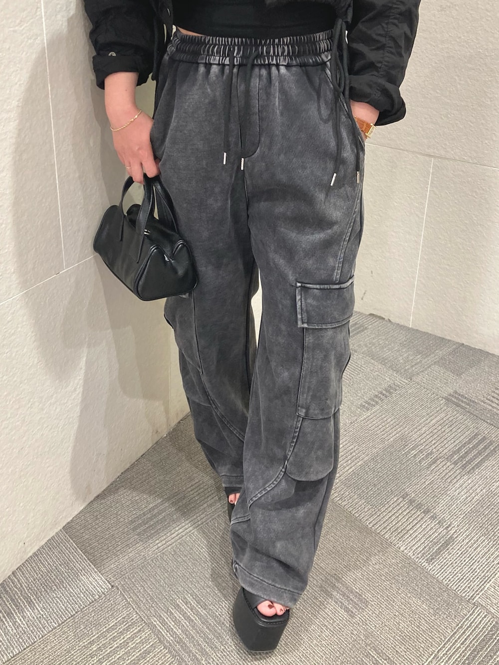 「お出かけコーデ、サンダル、春服コーデ、カジュアルスタイル、カーゴパンツ、韓国ファッション、春夏コーデ、休日スタイル、最近のいい感じコーデ、スポーツミックス、プチプラ、ANAP、今日のコーデ、シンプルコーデ、シンプルスタイル」｜「ANAPのウォッシュ加工 スウェット カーゴパンツ（カーゴパンツ、ブラック系）」を使った、Manamiさん（レディース・161cm）の春コーディネートの2枚目の写真