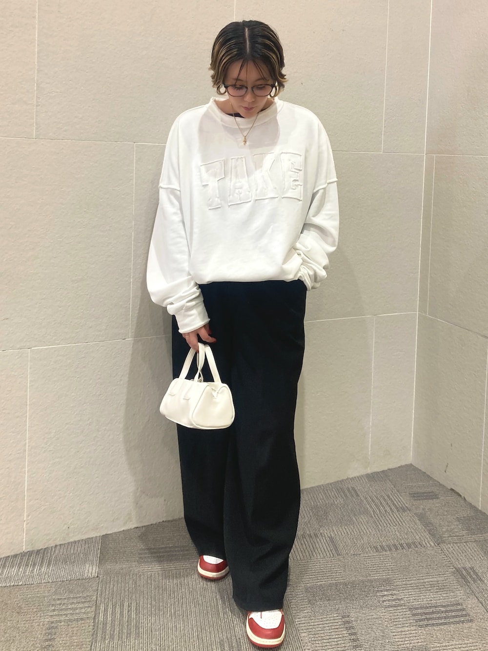 「ワイドパンツ、スポーツミックス、オトナカジュアル、ラクチンコーデ、シンプルコーデ、休日スタイル、モノトーン、春、パンツスタイル、おしゃれさんと繋がりたい、スウェット、オトナ女子、ラフコーデ、ラフ、ホワイト」|「ANAPのロゴアウトシームトップス(Tシャツ/カットソー、ホワイト系)」を使った、Manamiさん(レディース・161cm)の春コーディネートの2枚目の写真