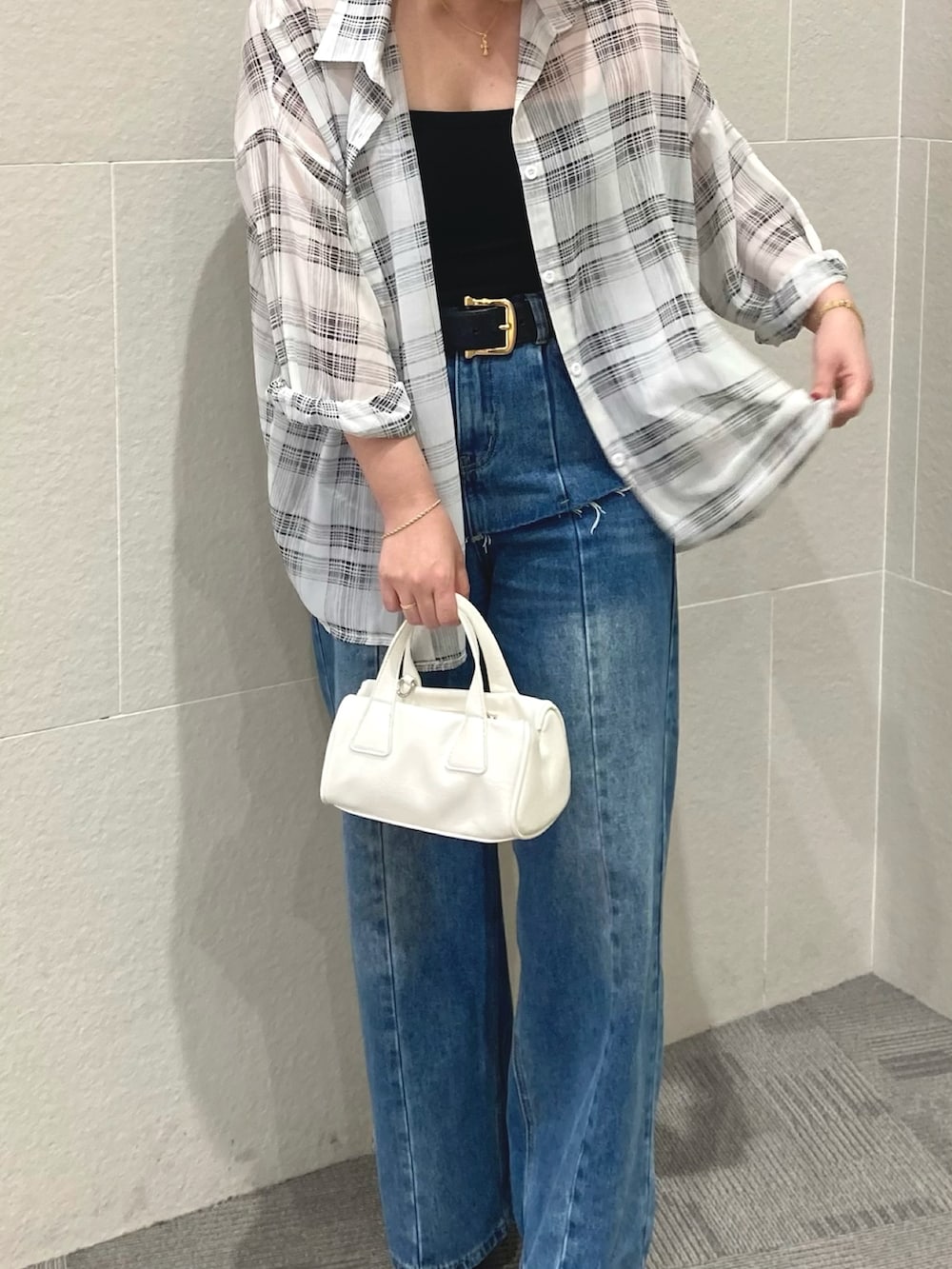 「柄シャツ、ワイドパンツ、シャツスタイル、韓国ファッション、夏コーデ、ラクチンコーデ、オトナ女子、春ファッション、お洒落さんとつながりたい、今日のコーデ、きれいめカジュアル、休日スタイル、デニム、お出かけコーデ、プチプラ」｜「ANAPのチェックシアーブラウス（シャツ/ブラウス、ホワイト系）」を使った、Manamiさん（レディース・161cm）の春コーディネートの2枚目の写真