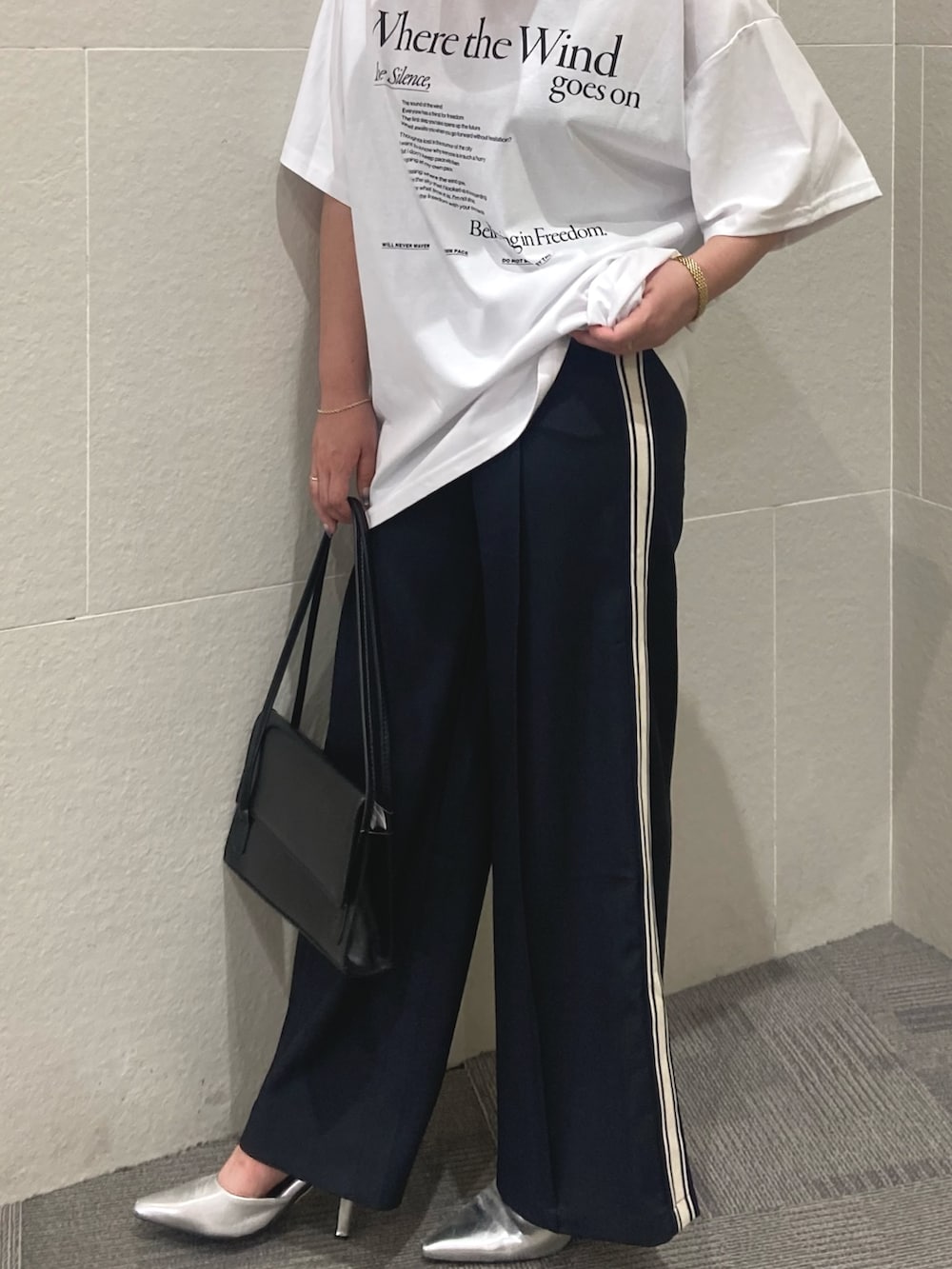 「キャップ、きれいめカジュアル、夏コーデ、夏、オトナ女子、ゆるコーデ、白Tシャツ、モノトーン、スポーツミックス、リラックススタイル」｜「ANAPの47CLEAN UPキャップ（キャップ、ブラック系）」を使った、Manamiさん（レディース・161cm）の夏コーディネートの2枚目の写真