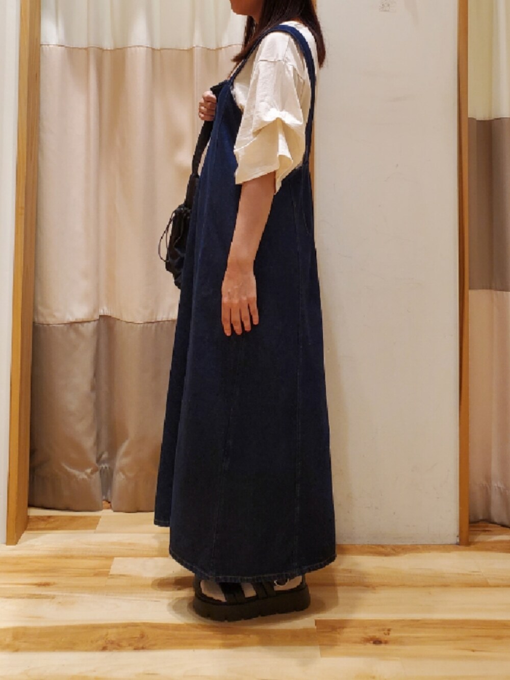 「秋コーデ、オトナ女子、お出かけコーデ、デニム、ワンピーススタイル、サマンサ モスモス(Samansa Mos2)」｜「Samansa Mos2の転写プリント袖タックTシャツ（Tシャツ/カットソー、ホワイト系）」を使った、makomako28さん（レディース・155cm）の秋コーディネートの2枚目の写真