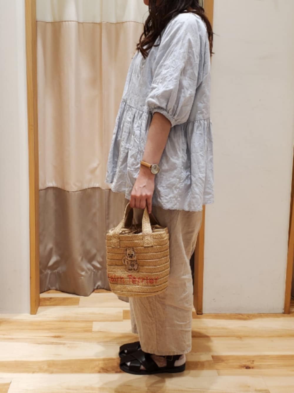 「チュニックコーデ、夏コーデ、サマンサ モスモス(Samansa Mos2)」｜「Samansa Mos2の裾刺繍前後2WAYスキッパーチュニック（シャツ/ブラウス、ブルー系）」を使った、makomako28さん（レディース・157cm）の春コーディネートの2枚目の写真