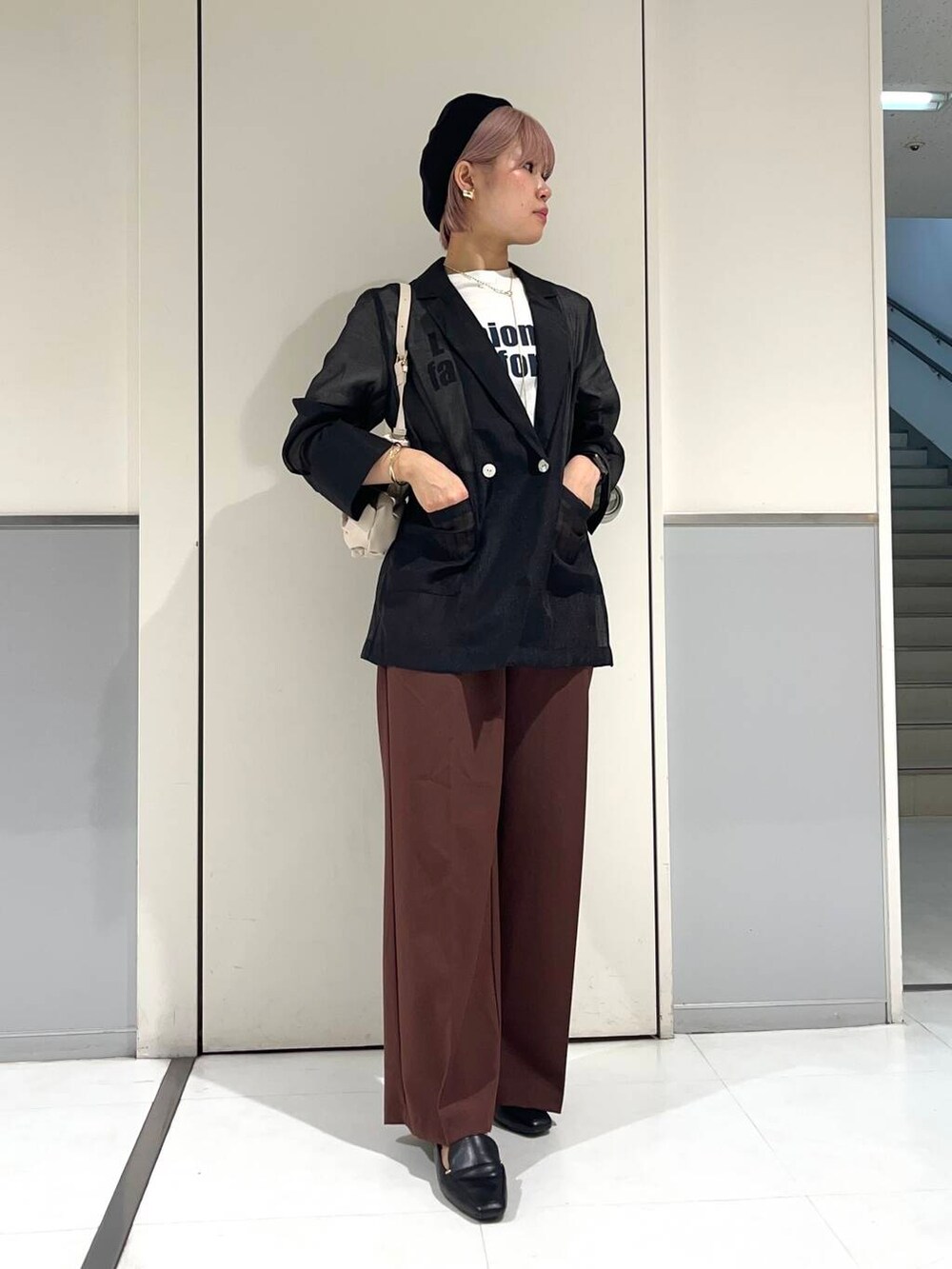 ブラック系のローファー、ホワイト系のTシャツ/カットソー、ホワイト系のハンドバッグを着用したレディースの夏コーディネートの2枚目の写真