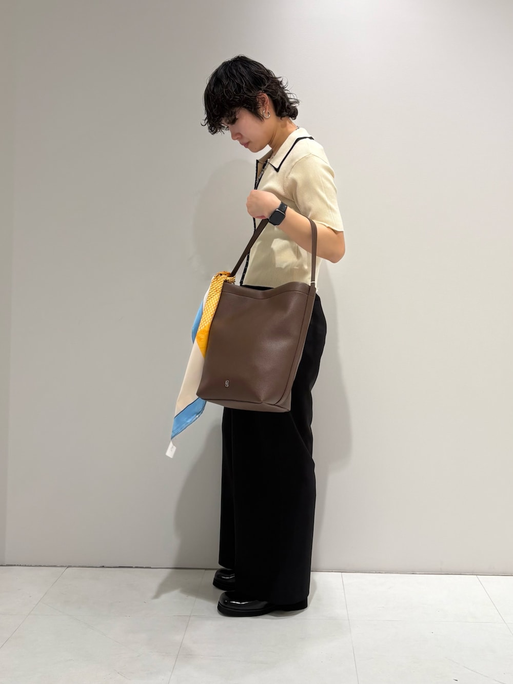 ホワイト系のニット/セーター、ブラック系のその他パンツ、ブラック系のサンダルを着用したレディースの春コーディネートの2枚目の写真