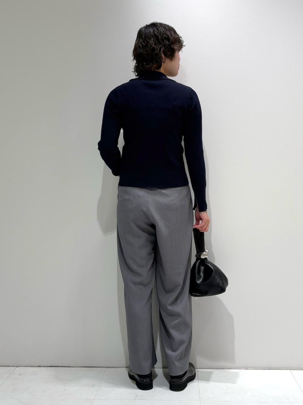 ブルー系のカーディガン/ボレロ、グレー系のスラックス、ブラック系のサンダルを着用したレディースの春コーディネートの3枚目の写真